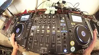 DJ MIXING DRUM AND BASS WITH EQ TUTORIAL BY ELLASKINS THE DJ TUTOR