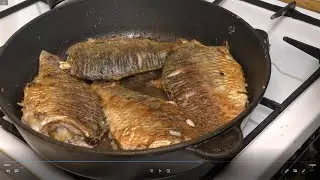 Жаренные Караси без костей в сметанном соусе. Очень вкусно, готовить легко.