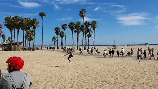 ⛱️ Girl balancing in an elastic rope at Venice beach 🇺🇸