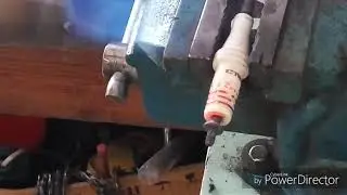 Как вытащить электрод со свечи зажигания (для пескоструя) ?