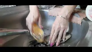 Лайфхак-как почистить рыбу за 30 сек