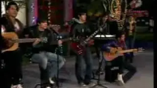 Mateo le lleva serenata a patito y se reconcilian y se besan