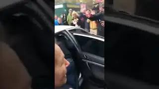 Таксист отказался везти Петра Порошенко с митинга .........
