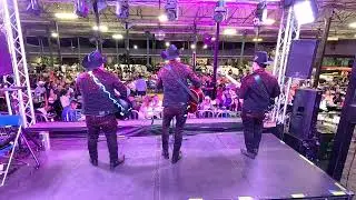 fer Martinez  y sus cuates en las reynas