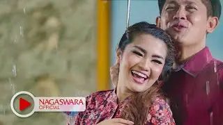 Fitri Carlina - Musim Hujan Musim Kawin (Official Music Video NAGASWARA) 
