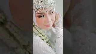 SEDIKIT MALU MALU NAMUN TERLIHAT BAHAGIA
