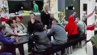 Luna pita Saru šta se dešava između nje i Vojketa  Ma ništa, sve je u redu