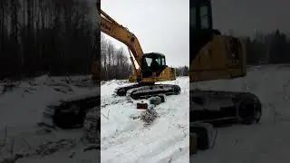 Экскаватор  вытягивает  прицеп
