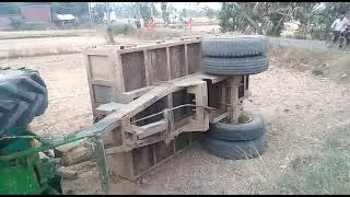अवैध खनन मिट्टी वाली ट्रैक्टर पलटी, धूम 3 मूवी की तरह तेज रफ्तार में मिट्टी लदी गांव में दौड़ रही