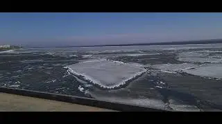 Река Волга освобождается ото льда. Камышин.