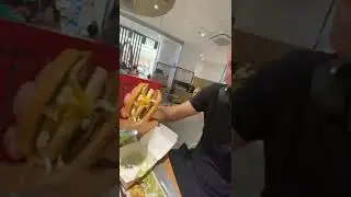 Зубарев ест в Macdonalds