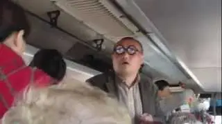 Китаец продаёт очки и чётки. Смотреть до конца!.mp4