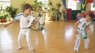 Дети показывают мастер-класс по Капоэйре. Capoeira for kids