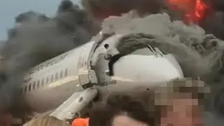 САМОЛЁТ в Шереметьево горит! КАДРЫ ИЗ САЛОНА Superjet! Новости сегодня Россия 2019