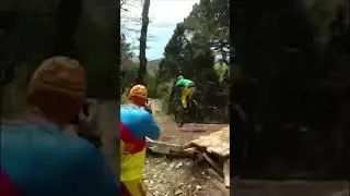 Прыжок на горном велосипеде. Трамплин. MTB. Downhill. Велопокатушки. 