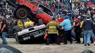 ACCIDENTE DESTRUCTOMANIA  DE AUTOS  2010  CANACO TIJUANA TIJNOT (4)..mov