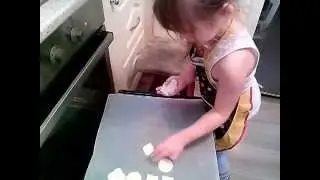 Печем печеньки с малышом