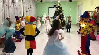 Общий танец «Елка, шарики, хлопушки» В детском саду. Старшая группа