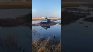Каракат едет по болоту в ХМАО