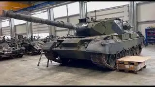 Посол Украины в Германии показал обещанные Украине танки Leopard 1A5.