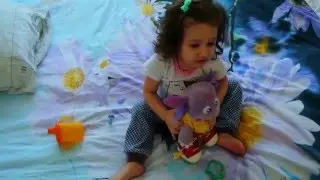 Играем с игрушками из Киндер Сюрпризов и Лунтиком детское видео toys from Kinder Surprise and Luntik