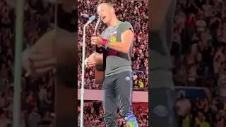 Chris Martin commuove tutto lo Stadio Maradona a Napoli con l’omaggio a 