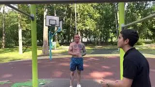 Акаб против стероидмена на турнике .