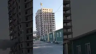 Antakya Çevreyolunun Eski Hastane Kavşağı üzerinde bulunan blokların yıkımı devam ediyor. 