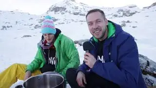 Alpy 2018. Zupa z kurczakiem i mango gotowana na szczycie góry.