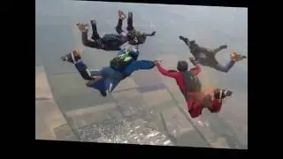 Прыжок парашютистов на фестивале «Вільне небо» в День независимости Украины 2016 в Днепре