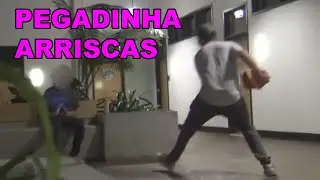 Pegadinha ARISCADA   Jogando Areia Nas Pessoas