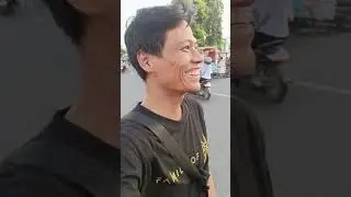 Suasana di alun alun tegal sedulur banyak orang jualan, dan ada yang olahraga