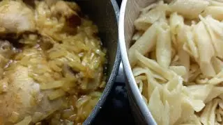 SÜZÜLMÜŞ MAKARON VƏ SOĞANLI TOYUQ QIZARTMASI