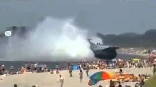 Десантный корабль на воздушной подушке 'Зубр' высадил морпехов  на пляже в Калининграде