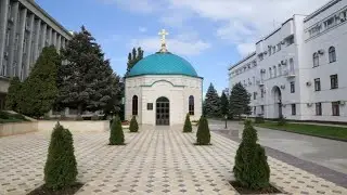 ПРАВОСЛАВНАЯ ЧАСОВНЯ и МЕЧЕТЬ на площади Ленина в МАХАЧКАЛЕ/ДАГЕСТАН.