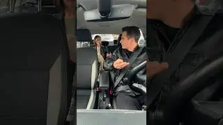 Странная реакция у него😄