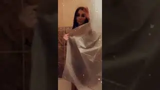 Горячий танец девушки в ванной