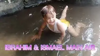 Main Air di Taman Wiladatika di Cibubur Junction Jakarta Timur, Ibrahim dan Ismael Basah-basahan.