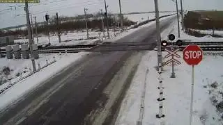Вот это жесть.... Разорвало на ж.д. переезде