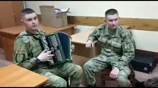 Солдаты в армии красиво поют и играют на баяне