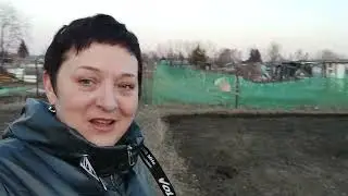 Огород в Сибири.Снег сошел, земля потрескалась.