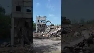 экскаватор мощь ломает здание
