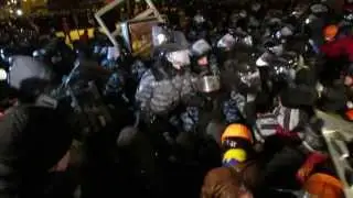 Штурм беркутом баррикад на Евро Майдана в 02:00 11.12.2013 Часть 2