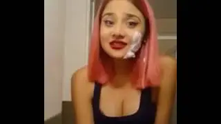 Jiletle Tıraş Olan Kız