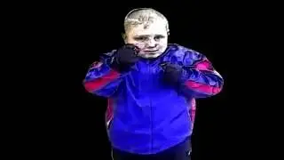 пацан услышал знакомую музыку и сплясал как собачка