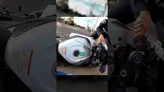 Der Polizist stieß den Biker illegal vom Motorrad 😬