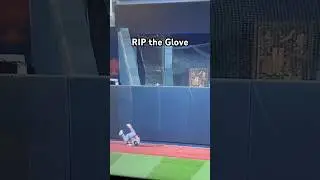 Juan Soto Homer Makes Outfielder Lose Glove! 😂 #shorts #youtube #sports #viral #baseball #funny