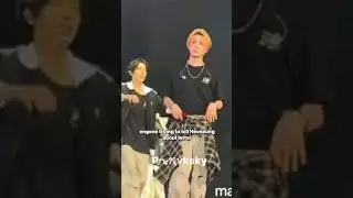 Heeseung picks up engene letter from stage in Jakarta #enhypen #heeseung #jake #engene #prettyksky