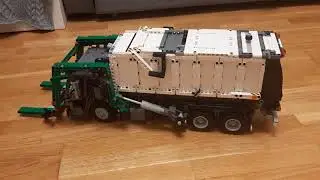 я собрал мусоровоз LEGO 42078