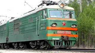 Советский электровоз ВЛ10-757 с грузовым поездом